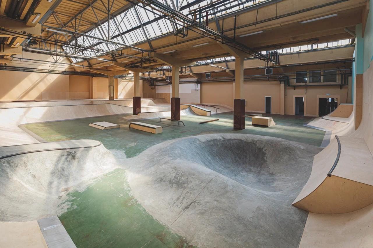 Kurazh 2.0: a concrete volcano and bowl with wooden quarter pipes along the walls