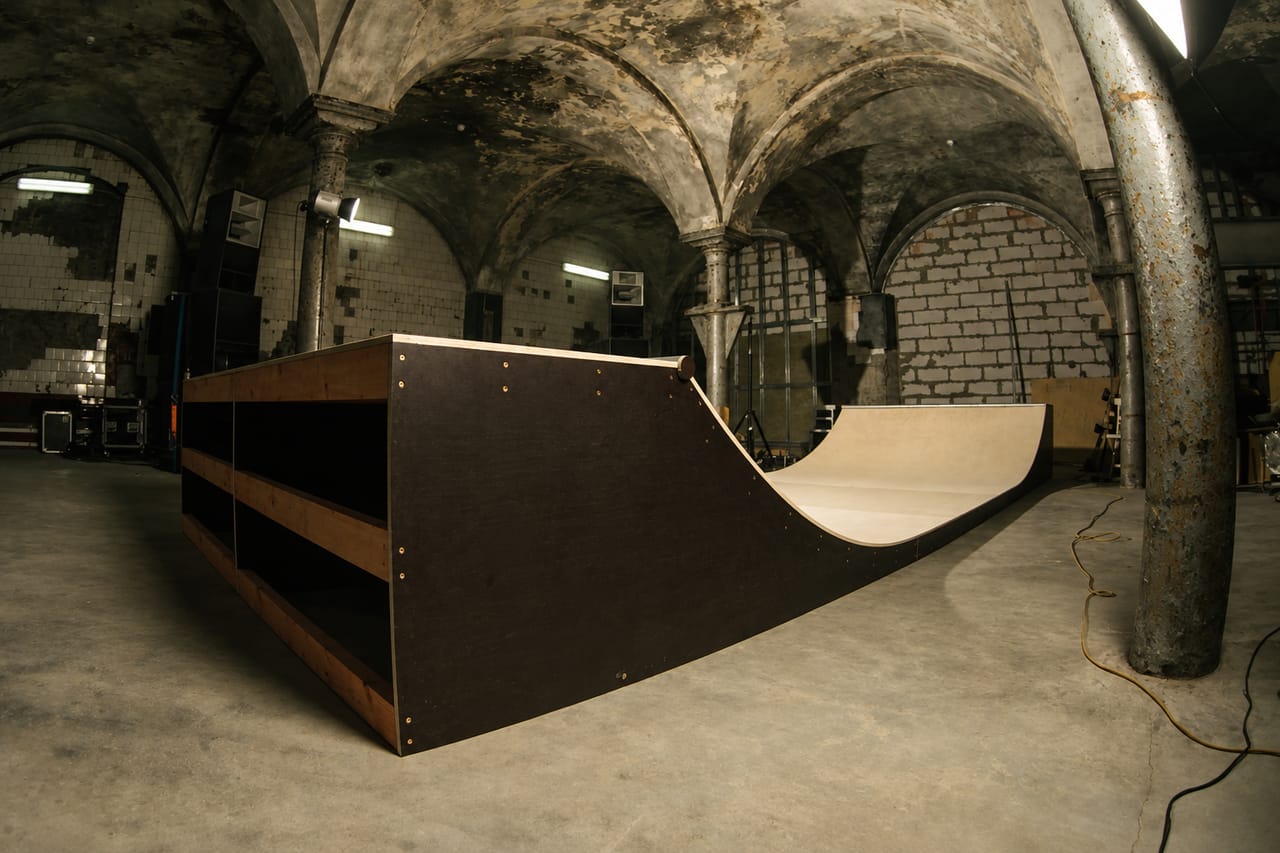 Small wooden quarter pipe in the vaulted brick hall of the AF Brew brewery
