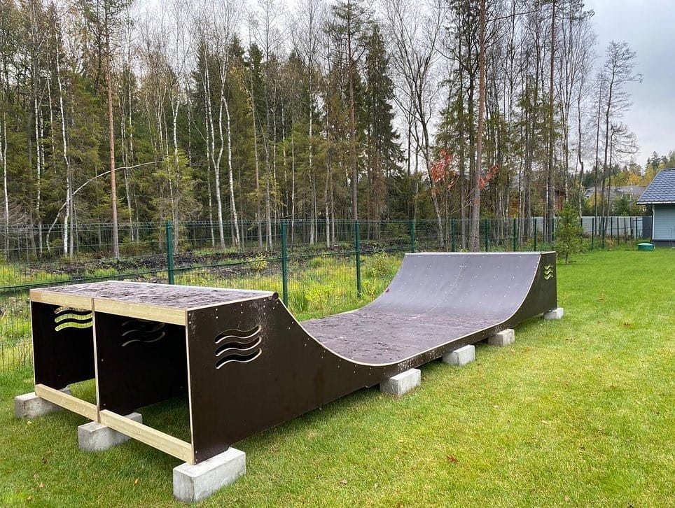 Mini ramp with its open deck frame, Leningrad Region
