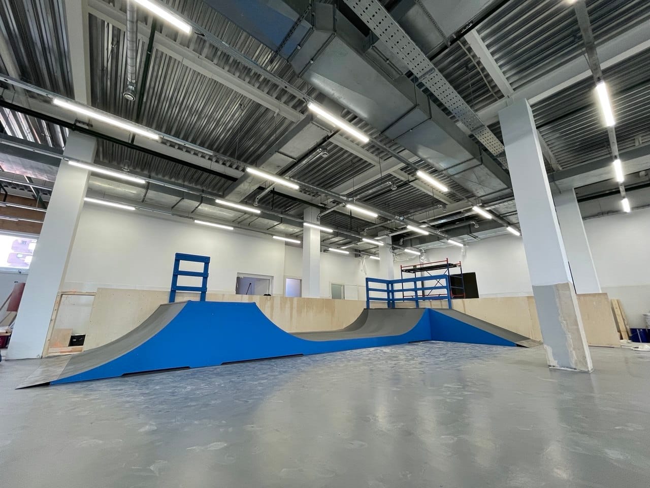 Nogam Dorogu mini ramp with deck railings and an extra radius