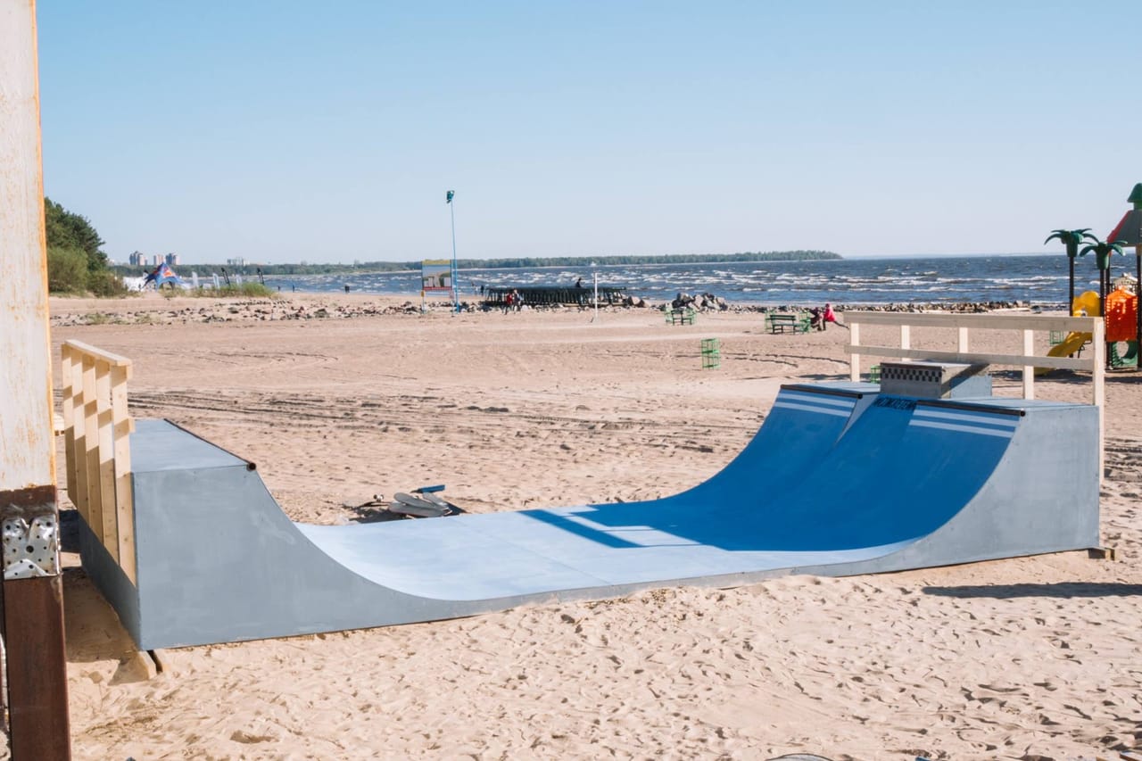Blue mini ramp on the sandy beach in Sestroretsk with the Gulf of Finland behind