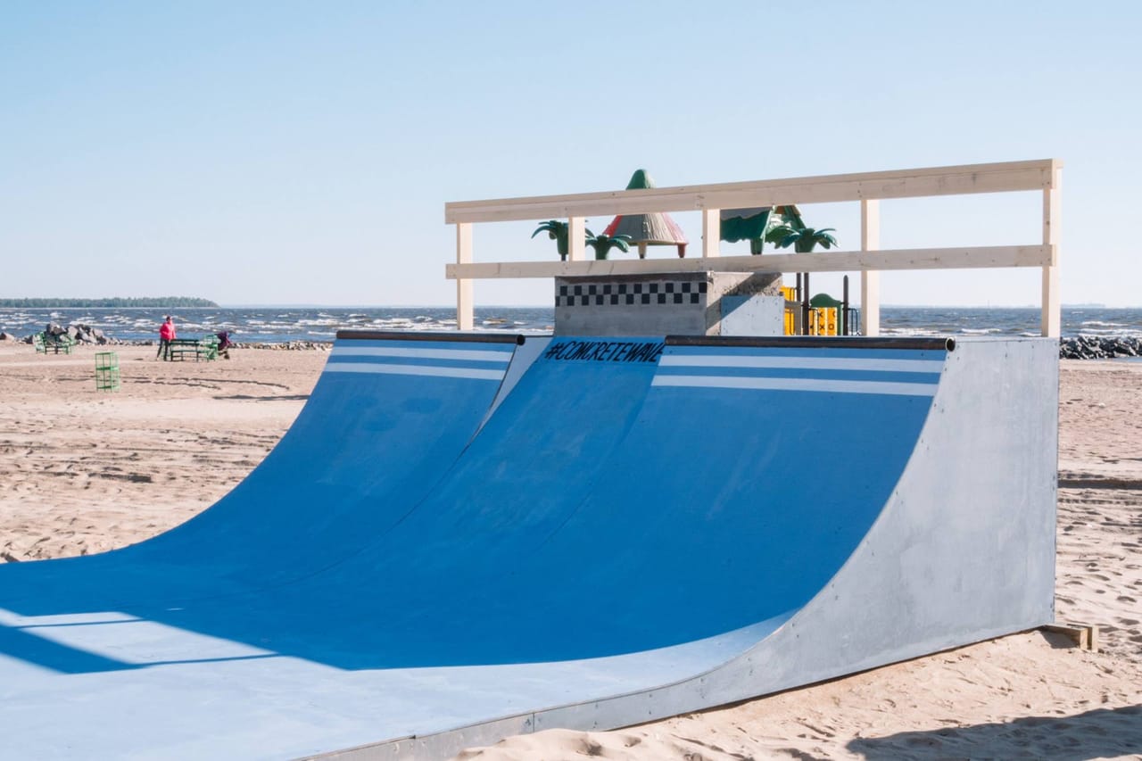 Sestroretsk beach mini ramp with a wooden deck railing