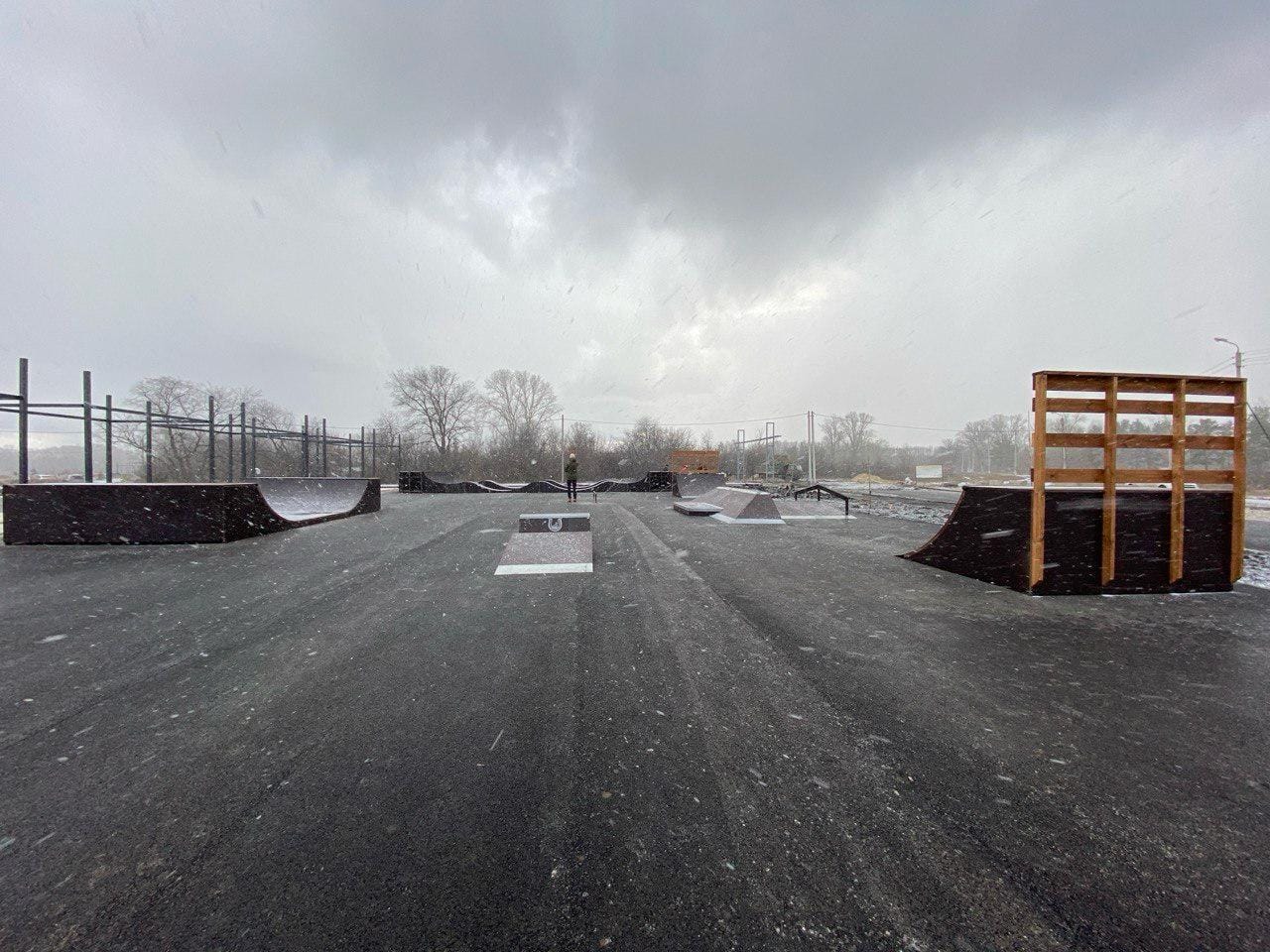 Salavat skatepark overview with a mini ramp, boxes and a quarter pipe on a new asphalt pad