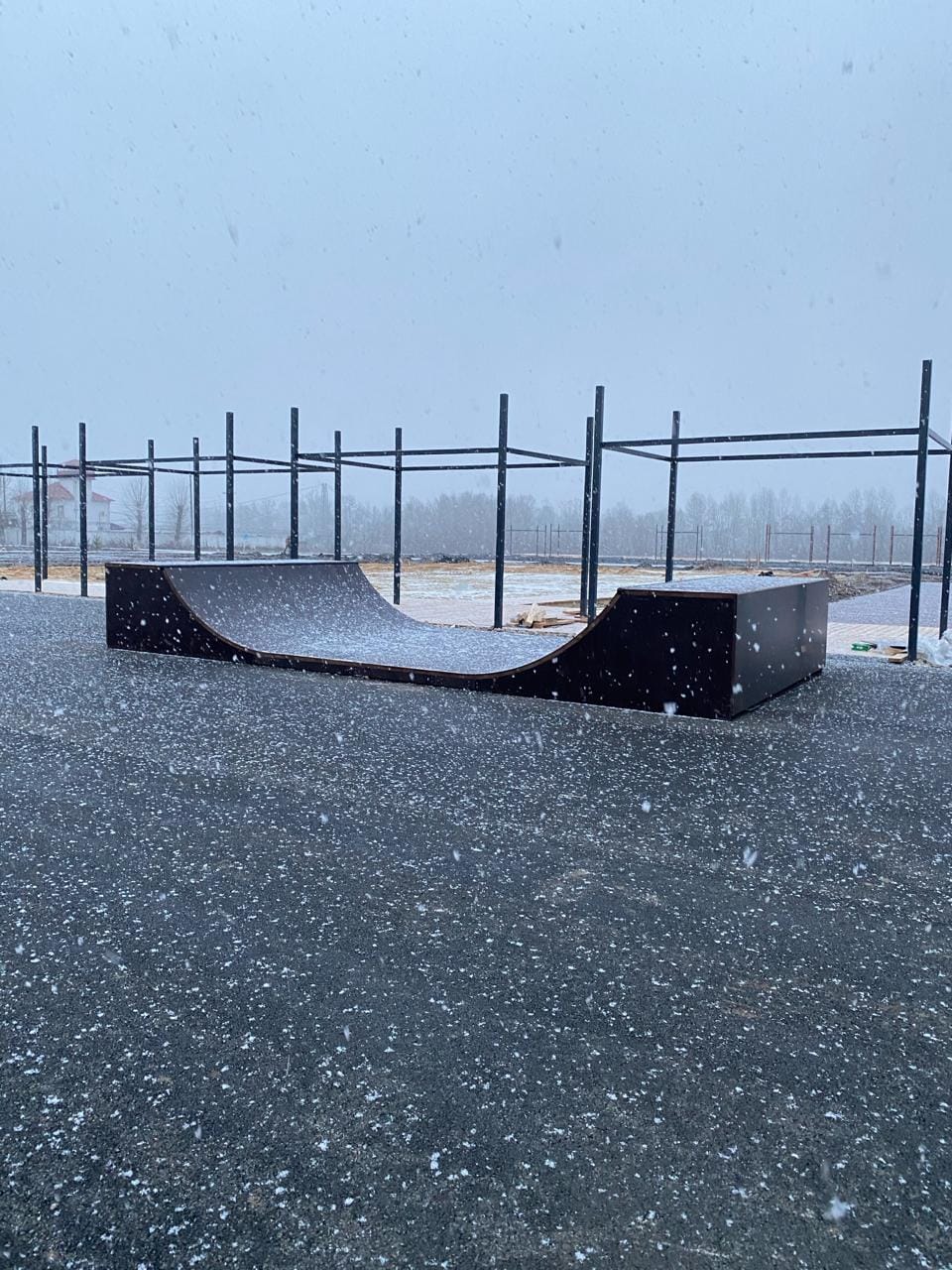 Mini ramp at the Salavat skatepark in snowy weather
