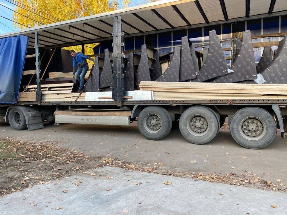 Truck loaded with ramp elements for delivery